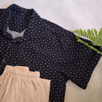 پیراهن مردانه لینن سرمه ای گل سفید